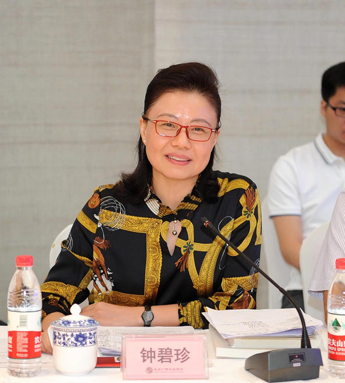 梧州市委常委、統(tǒng)戰(zhàn)部部長鐘碧珍發(fā)言